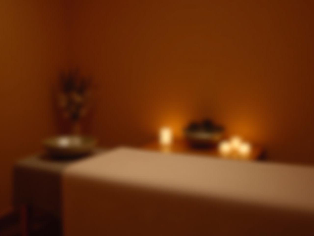 Bilik urutan spa yang tenang di Sutera Wajah dengan pencahayaan malap, katil urut bersih, dan hiasan menenangkan.